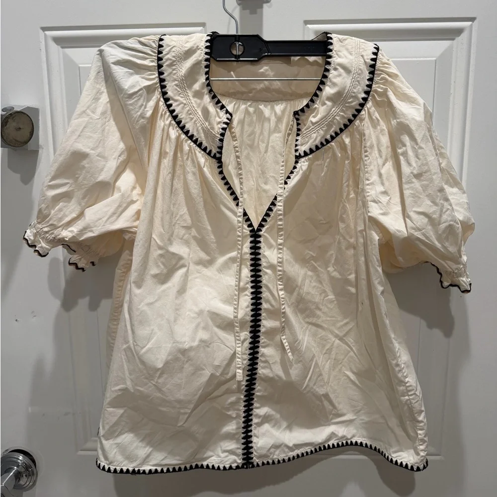 Ulla Johnson Ruby Top in ivory water-washed poplin with black trim. - Picture 2 of 5